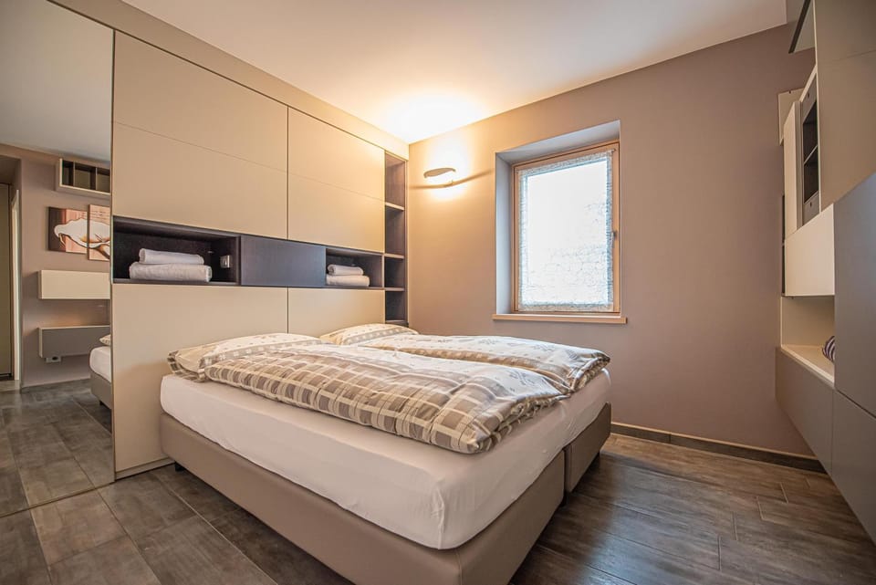 Photo of the whole room, Bedroom, towels