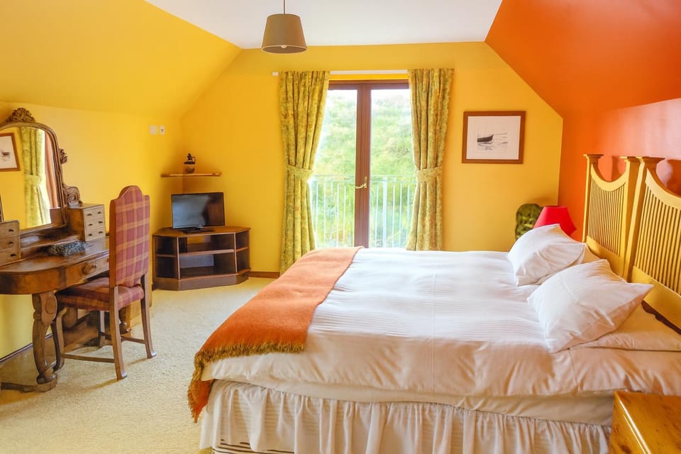 Bed, TV and multimedia, Bedroom