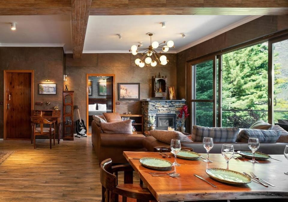 TV and multimedia, Living room, Seating area, Dining area