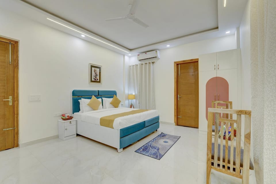Photo of the whole room, Bedroom