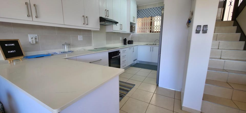 Kitchen or kitchenette, dishwasher, stove