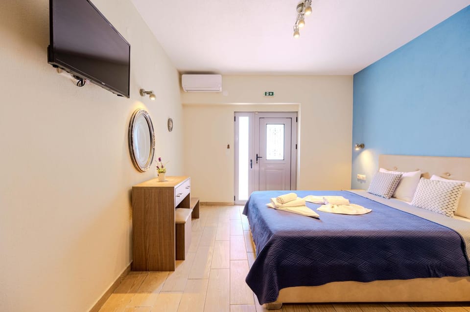 Bed, TV and multimedia, Photo of the whole room, Bedroom, towels, air conditioner