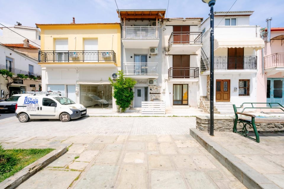 Property building, Day, Neighbourhood, City view, Street view, Location