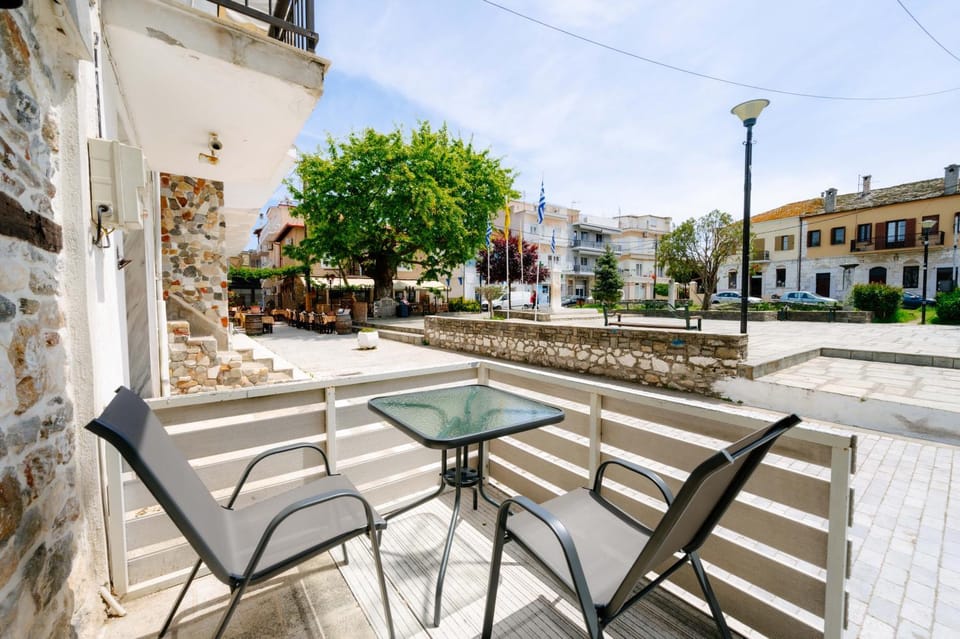 Property building, Patio, Day, Living room, Seating area, Dining area, Location
