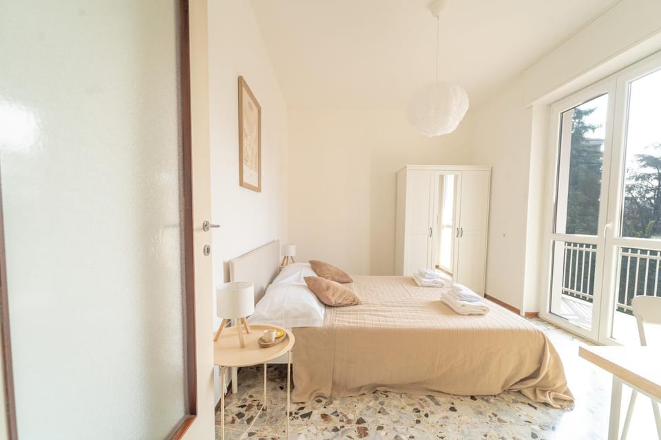 Bed, Bedroom, towels