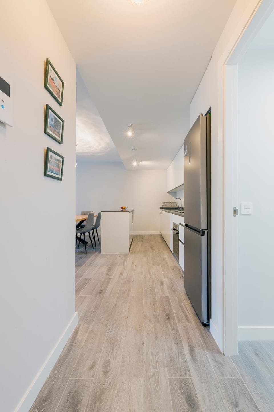 Dining area, microwave, oven, kitchen, kitchen