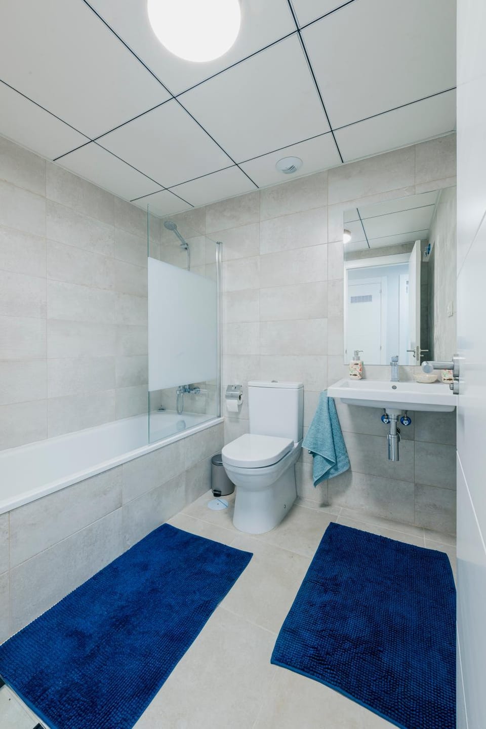 Shower, Toilet, Bathroom, Bath, towels