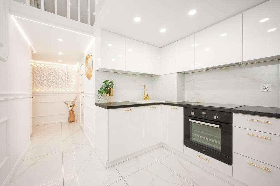 Kitchen or kitchenette, dishwasher, stove