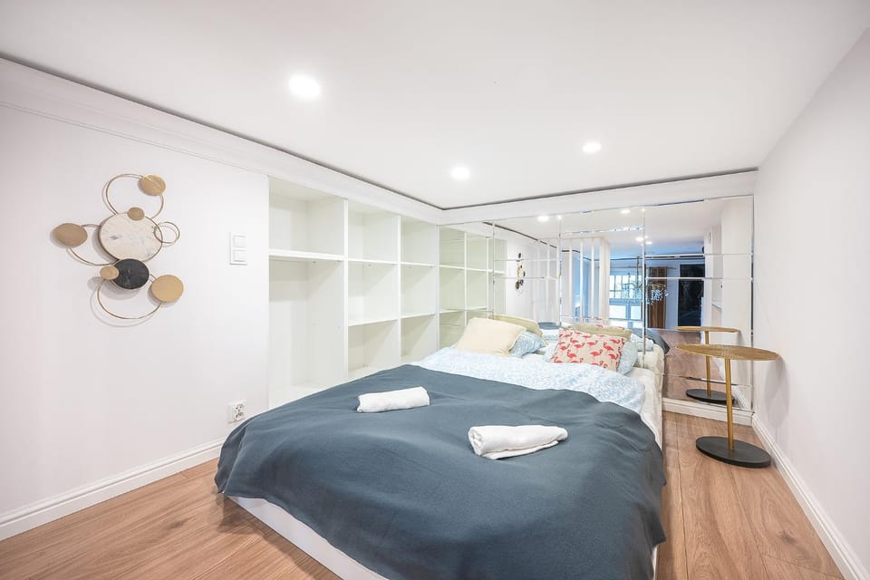 Bed, Living room, towels