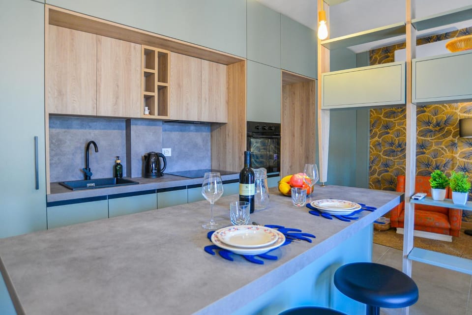 Kitchen or kitchenette, Dining area, stove