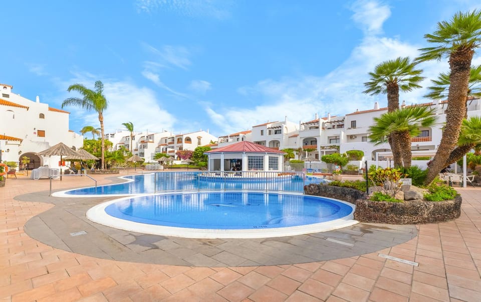 Restaurant/places to eat, Swimming pool