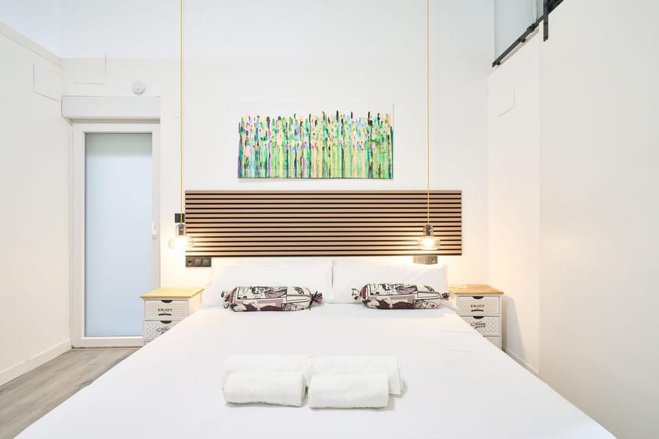 Bed, Photo of the whole room, Bedroom, towels