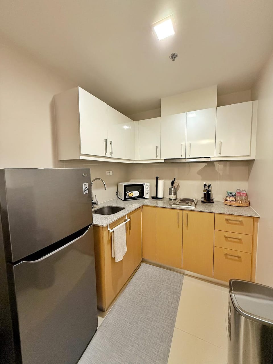 Kitchen or kitchenette, microwave, stove