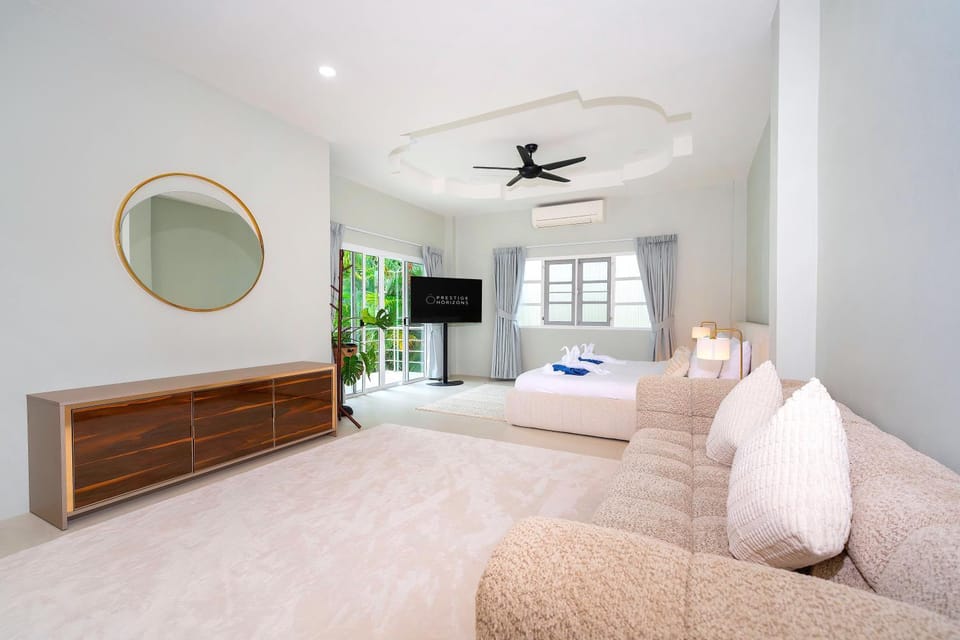 Bed, TV and multimedia, Photo of the whole room, Bedroom