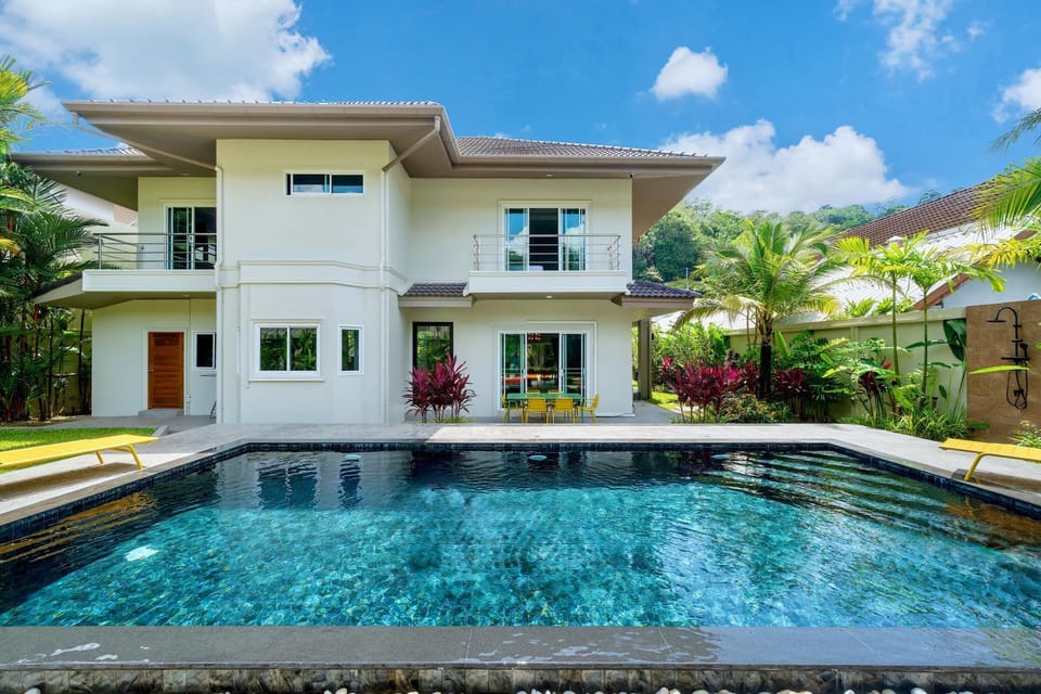 Property building, Day, Swimming pool, Swimming pool