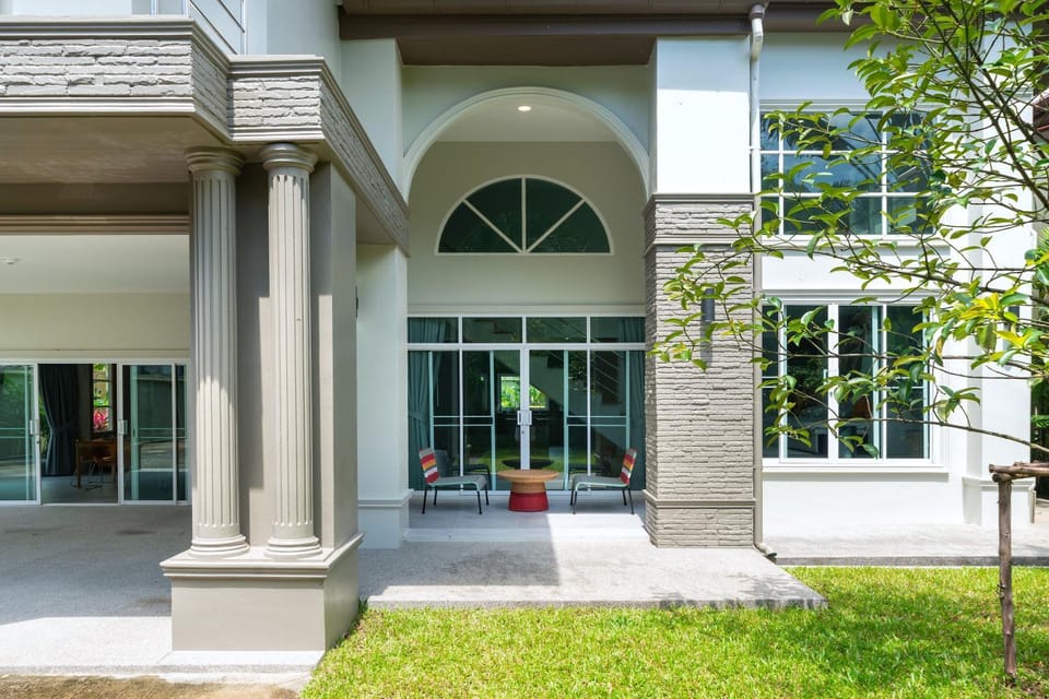 Property building, Facade/entrance, Day