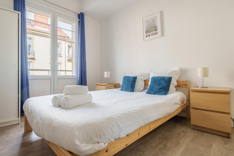 Photo of the whole room, Bedroom
