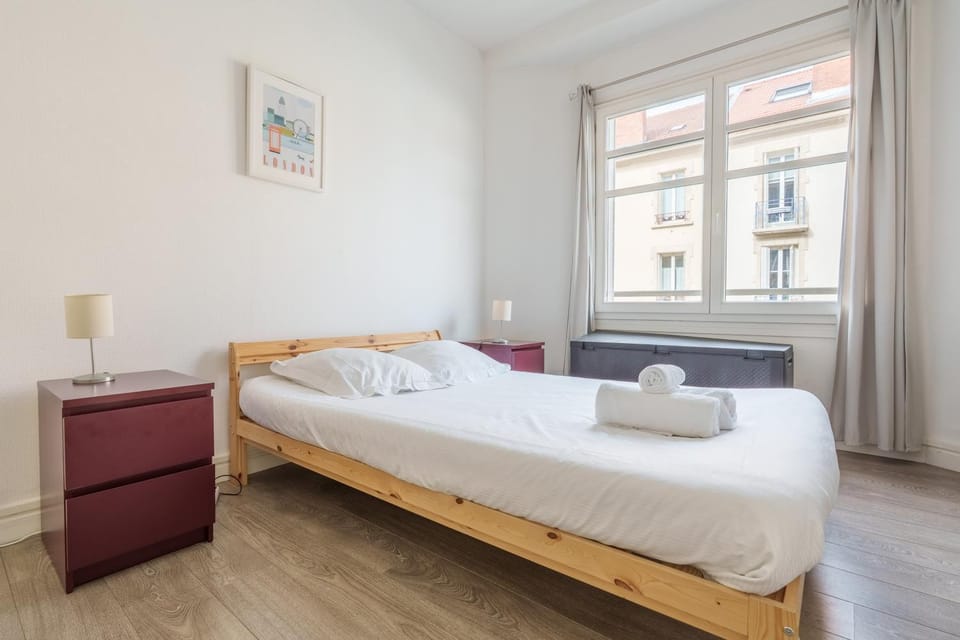 Photo of the whole room, Bedroom