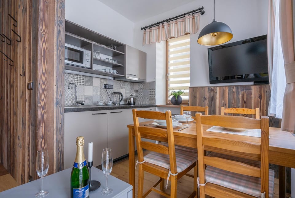 Kitchen or kitchenette, Dining area