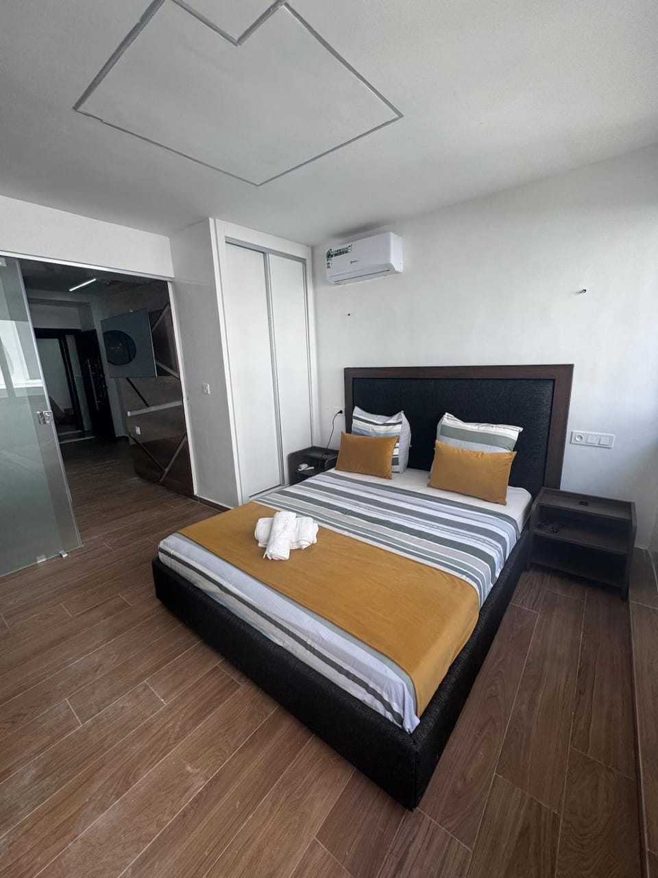 Bed, Photo of the whole room, air conditioner