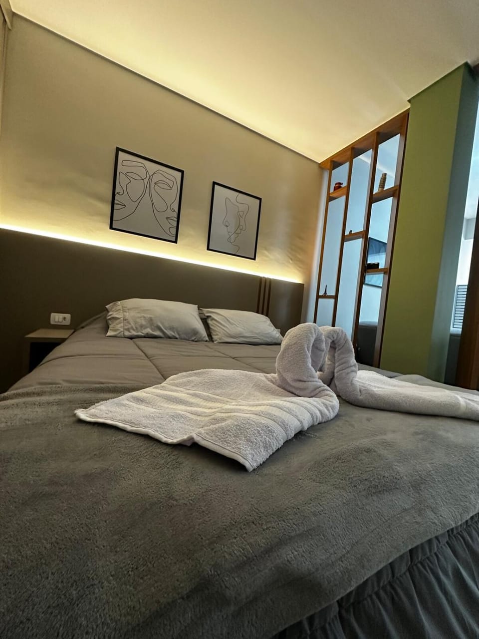 Bed, Photo of the whole room, Bedroom, towels