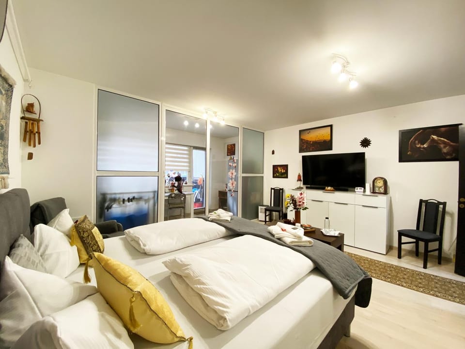Bed, TV and multimedia, Photo of the whole room, Bedroom