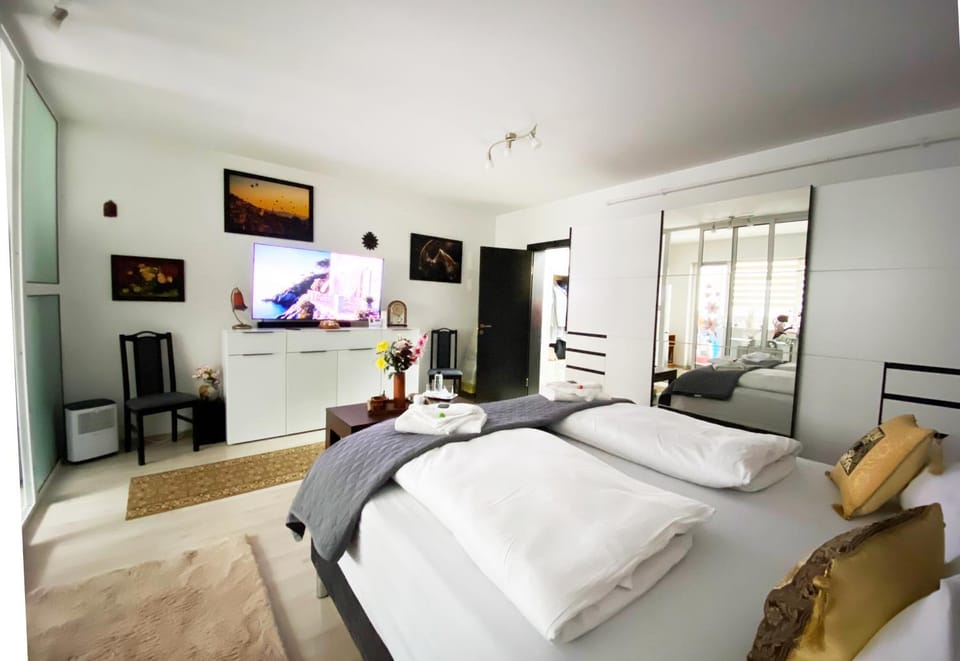 Bed, TV and multimedia, Photo of the whole room, Seating area, Bedroom