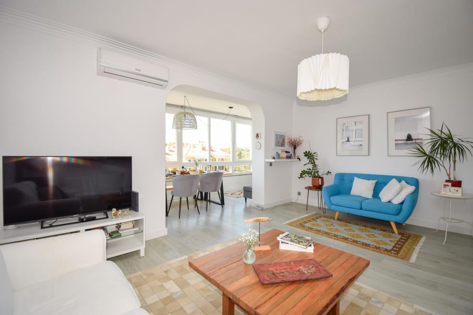 Retreat in Estoril with balcony and ocean view Apartment in Estoril