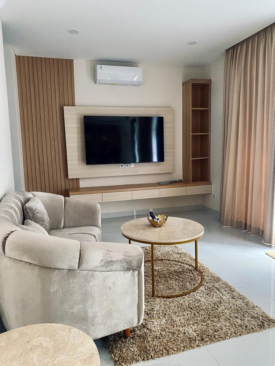 Communal lounge/ TV room, TV and multimedia, Living room, Seating area, air conditioner