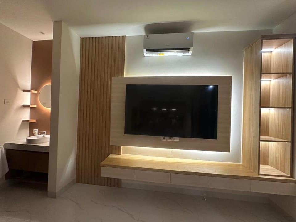 Communal lounge/ TV room, TV and multimedia, Living room, air conditioner