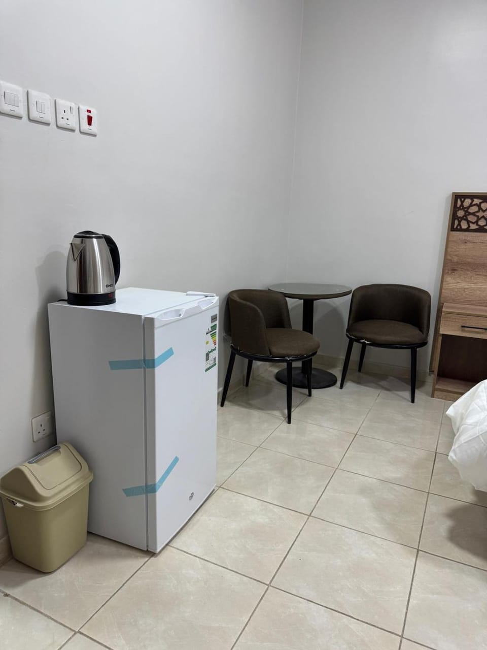 Photo of the whole room, Bedroom, minibar