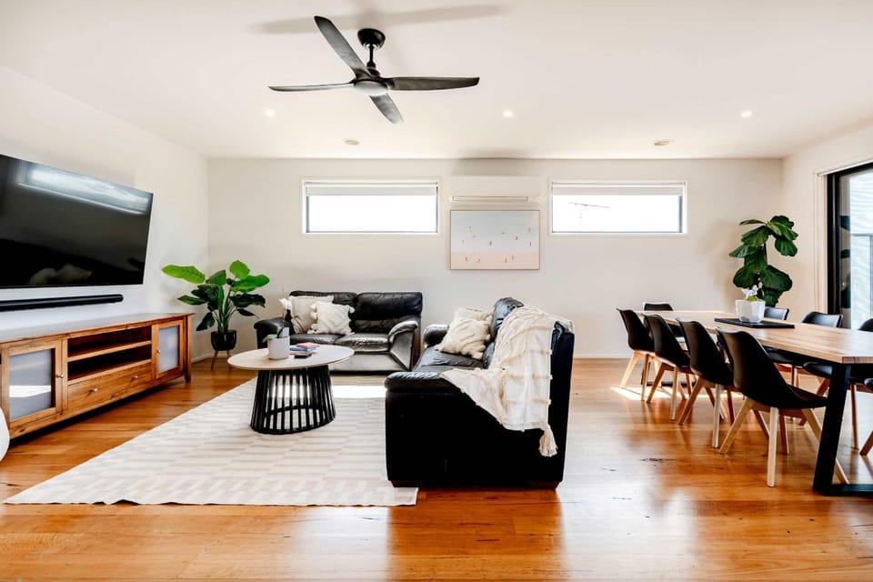 Communal lounge/ TV room, TV and multimedia, Living room, Dining area