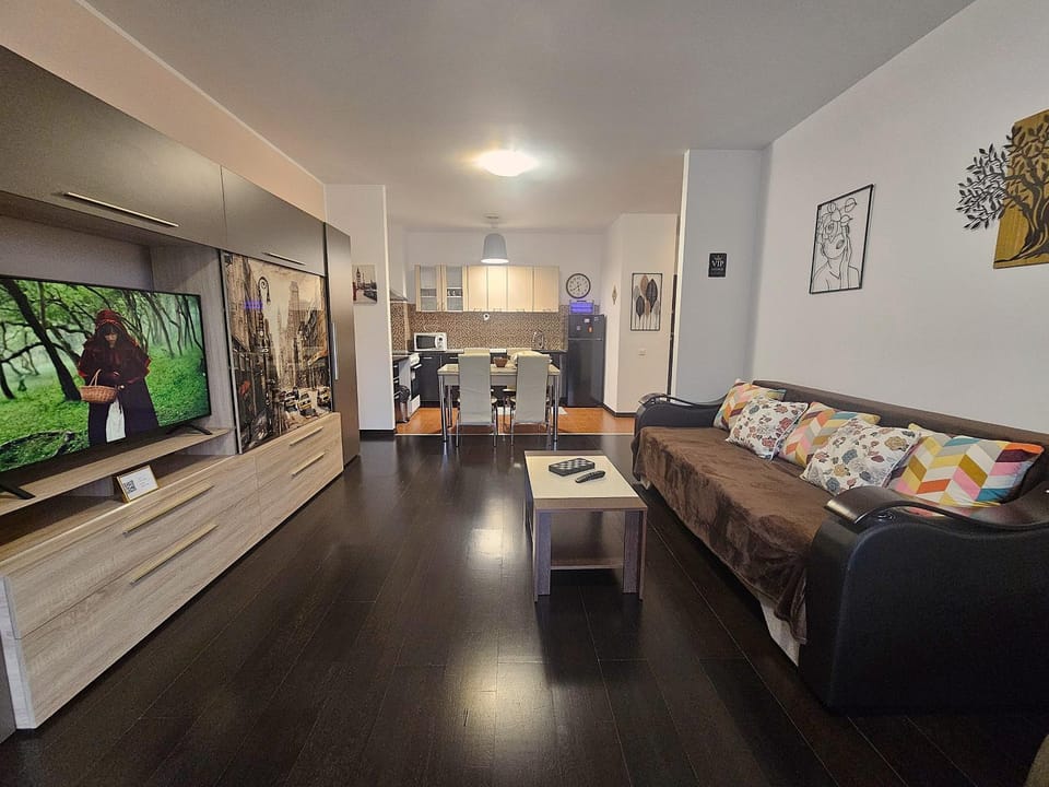 TV and multimedia, Living room, Seating area, Evening entertainment