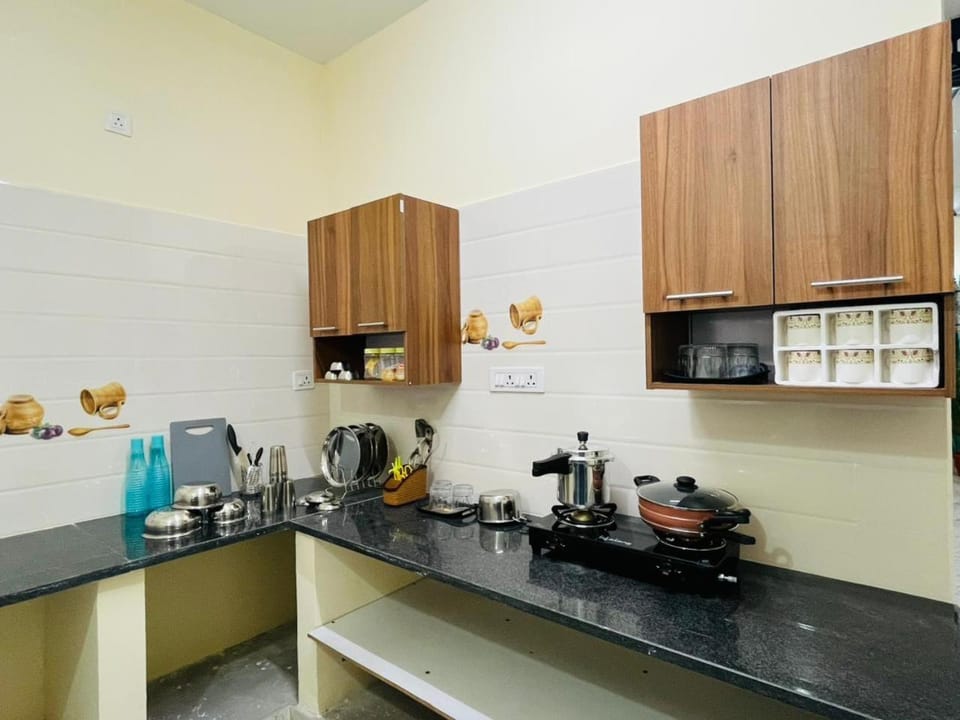 Coffee/tea facilities, Kitchen or kitchenette, stove