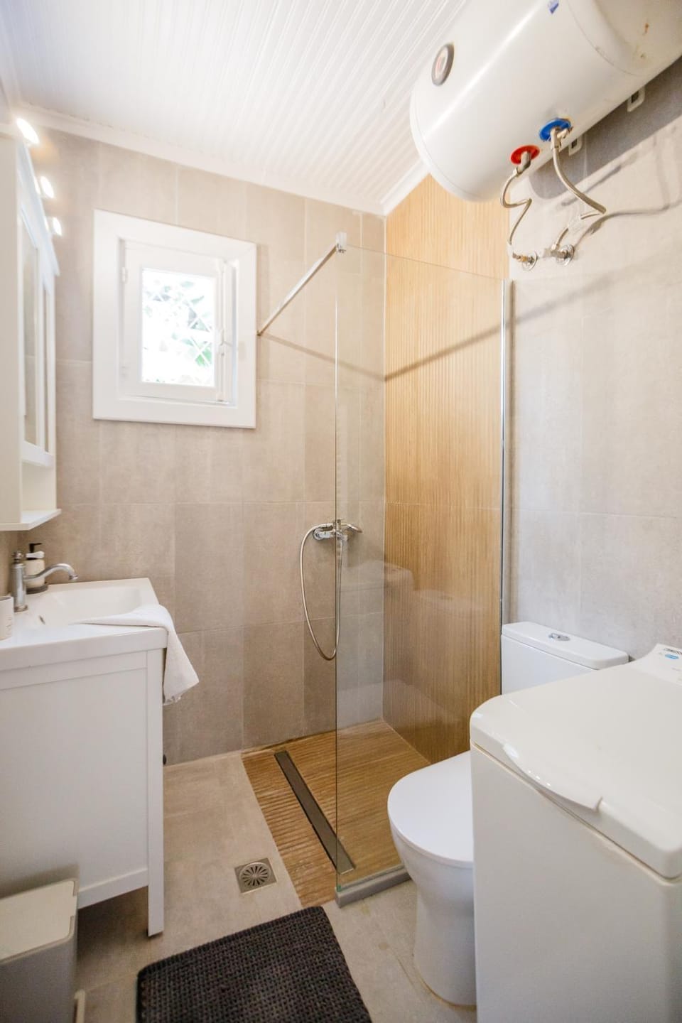 Shower, Toilet, Day, Bathroom, Decorative detail, Decorative detail, Time of day, bidet, heating, heating, towels