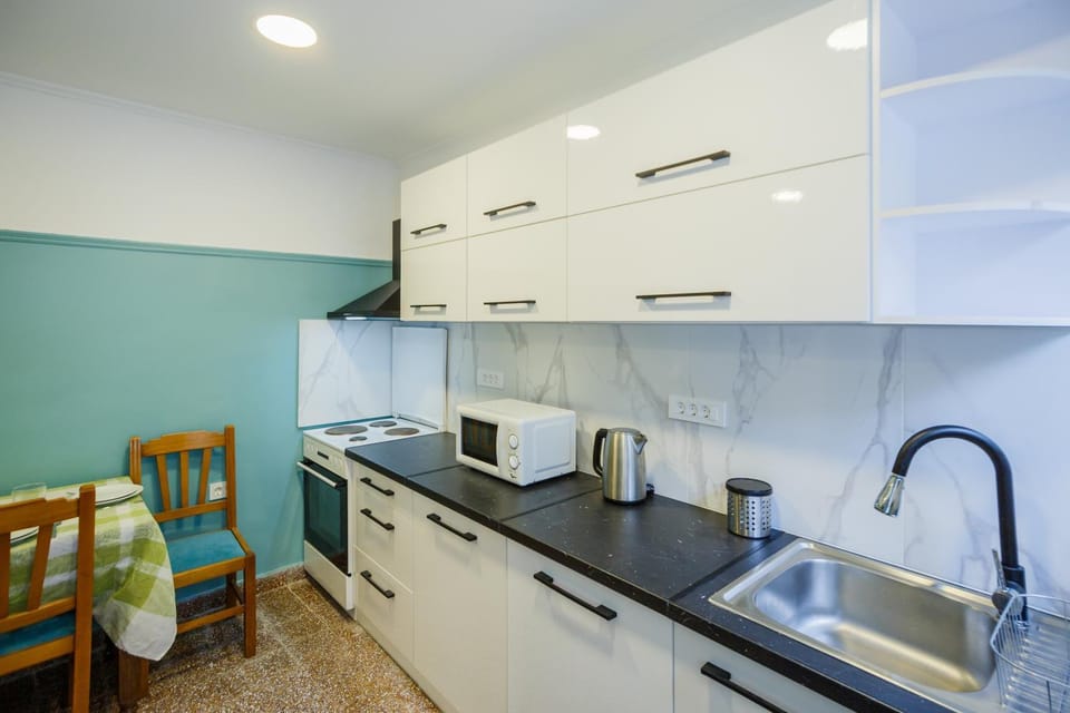 Day, Coffee/tea facilities, Kitchen or kitchenette, Decorative detail, Decorative detail, Dining area, Time of day, dishwasher, oven, stove, toaster