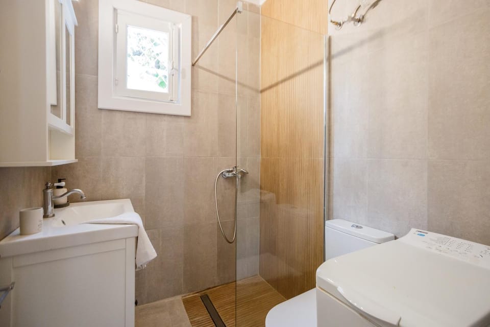 Shower, Toilet, Day, Bathroom, Decorative detail, Decorative detail, Time of day, bidet, heating, heating, towels