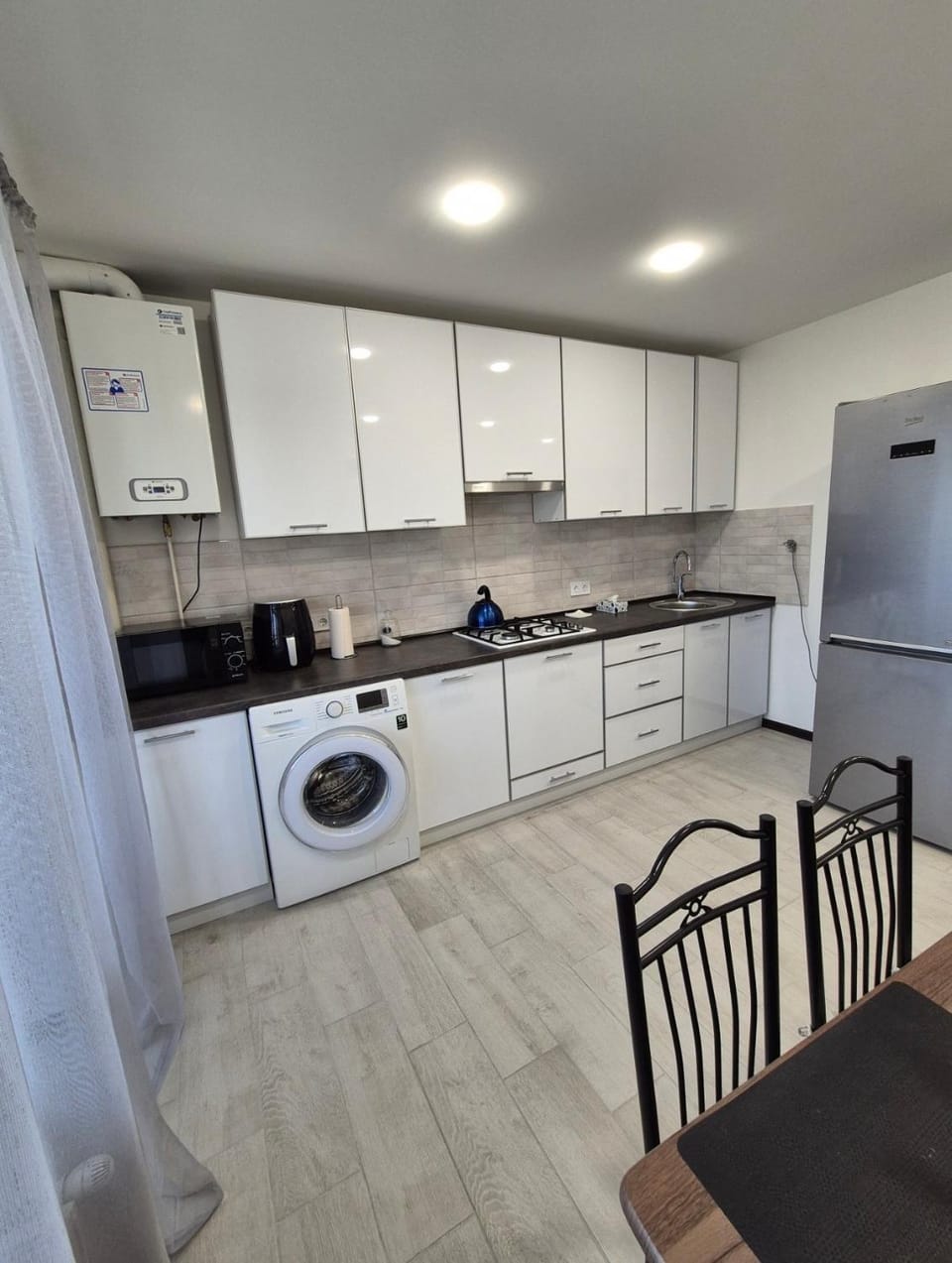 Kitchen or kitchenette, Dining area, stove, washing machine