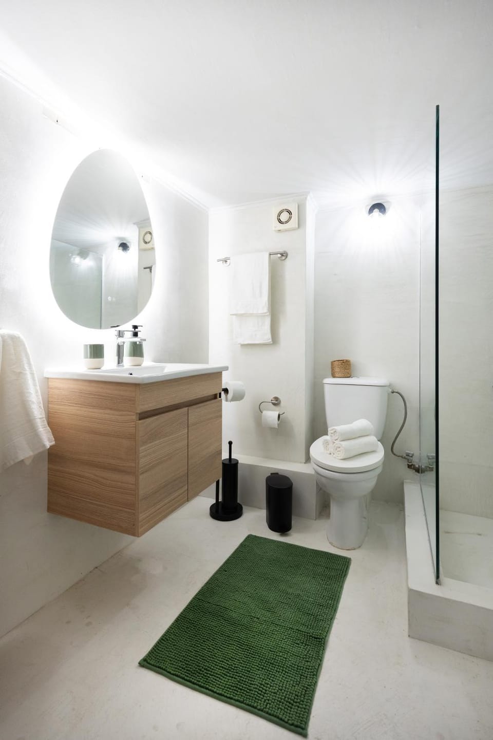 Shower, Toilet, Bathroom, towels