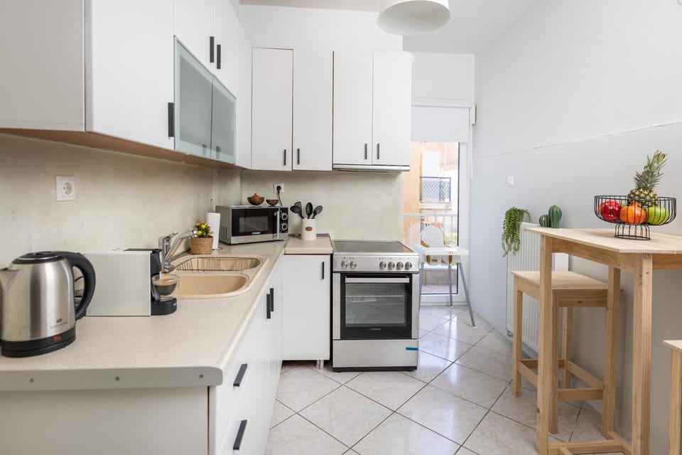 Coffee/tea facilities, Kitchen or kitchenette, oven, stove