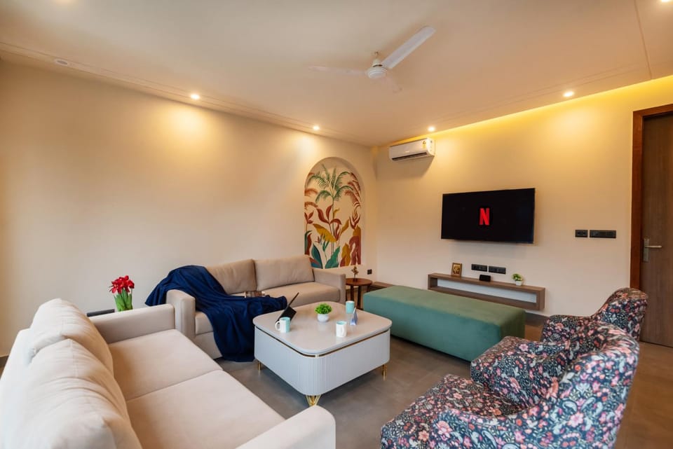 Communal lounge/ TV room, TV and multimedia, Living room, Seating area, air conditioner