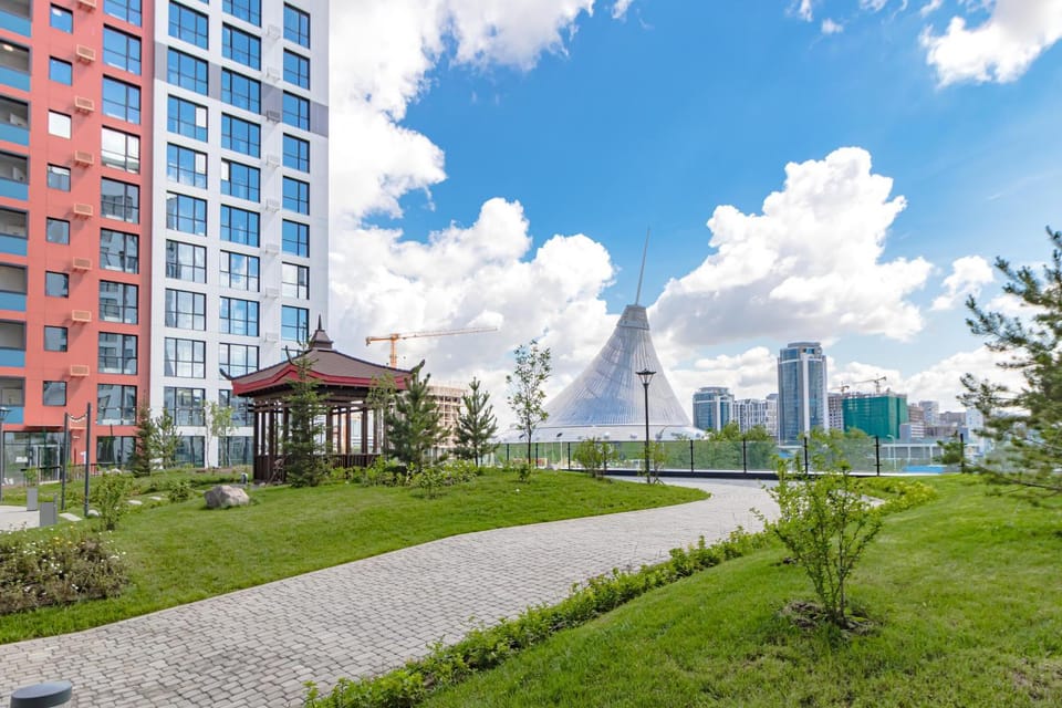Property building, Nearby landmark, Spring, Day, Natural landscape, Garden, City view, Garden view