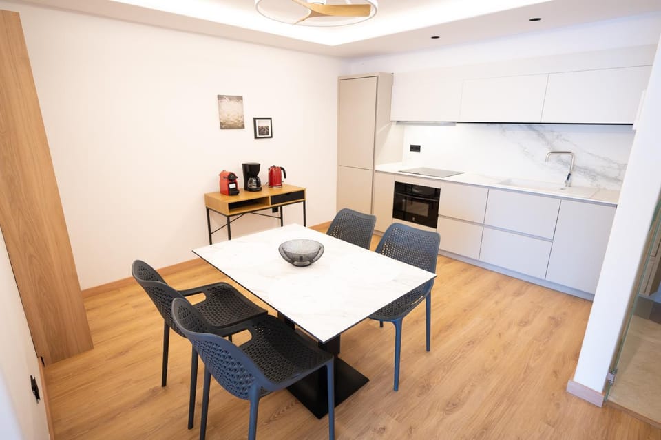 Kitchen or kitchenette, Dining area
