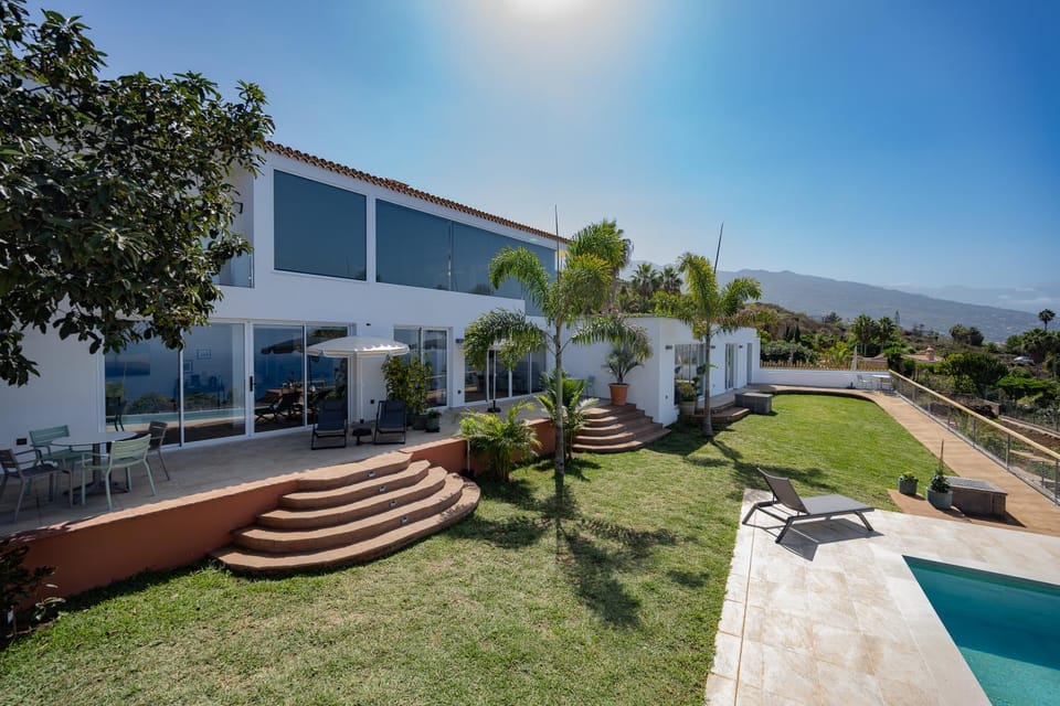 Property building, Garden, Pool view, Swimming pool, sunbed