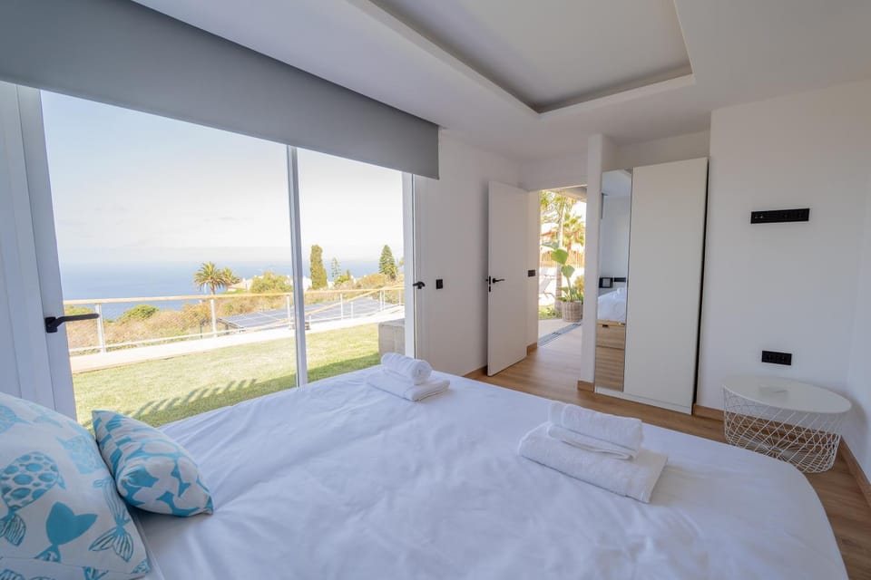 Bed, Natural landscape, Photo of the whole room, wardrobe
