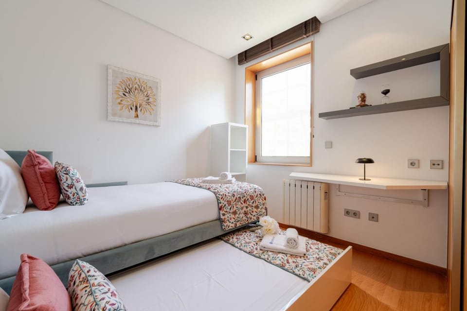 Bed, Bedroom, internet, towels