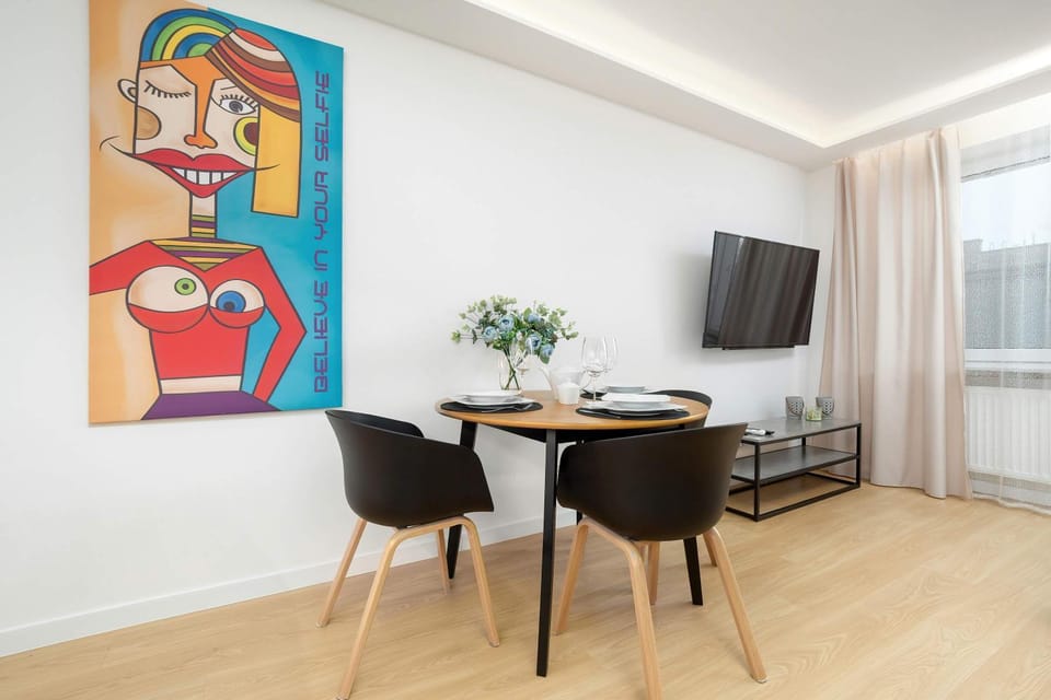 TV and multimedia, Seating area, Dining area