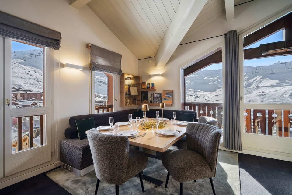 Luxury 4BR Apartment with Fireplace & Private Parking - Val Thorens Apartment in Les Allues