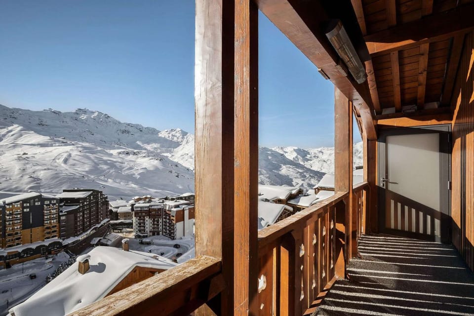 Property building, Natural landscape, Balcony/Terrace