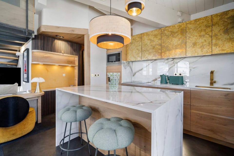 Luxury 4BR Apartment with Fireplace & Private Parking - Val Thorens Apartment in Les Allues